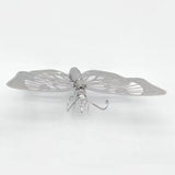 Het Vlinders Metalen Bouwpakket (Set van 2) van SlimSpul nederland b.v. toont delicate zilverkleurige insectenmodellen, als metalen vlinders decoratie, gepresenteerd op een witte achtergrond met gespreide vleugels.