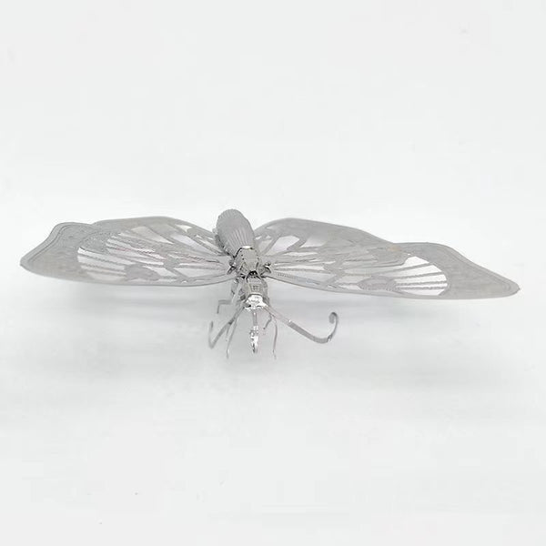 Het Vlinders Metalen Bouwpakket (Set van 2) van SlimSpul nederland b.v. toont delicate zilverkleurige insectenmodellen, als metalen vlinders decoratie, gepresenteerd op een witte achtergrond met gespreide vleugels.