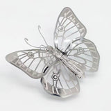 Het Vlinders Metalen Bouwpakket (Set van 2) van SlimSpul nederland b.v. heeft delicate zilvermetallic vlindermodellen met ingewikkelde, geometrische vleugelpatronen - perfect voor insectendecoratie, afgebeeld op een effen witte achtergrond.