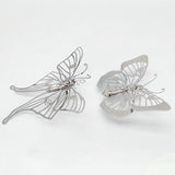 Het Vlinders Metalen Bouwpakket (Set van 2) van SlimSpul nederland b.v. bevat delicate, zilveren insectenmodellen met uitgesneden patronen, perfect als elegante vlinders decoratie voor elk kapsel.