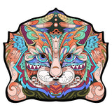 Een levendig, symmetrisch kattengezicht met gedurfde kleuren en ingewikkelde patronen siert de Kat Houten Puzzel (A4 formaat) - Elegante Huisdier Figuurpuzzel van SlimSpul nederland b.v., een perfect cadeau voor kattenliefhebbers.