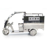 De TukTuk Metalen Bouwpakket - Aziatisch Taxi Model van SlimSpul nederland b.v. is een zilveren driewielige taxi met Chinese karakters, gedetailleerde wielen en een overdekte laadruimte, prachtig weergegeven tegen een witte achtergrond.