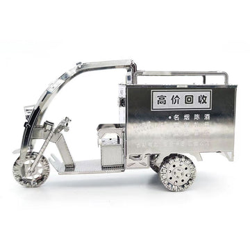 De TukTuk Metalen Bouwpakket - Aziatisch Taxi Model van SlimSpul nederland b.v. is een zilveren driewielige taxi met Chinese karakters, gedetailleerde wielen en een overdekte laadruimte, prachtig weergegeven tegen een witte achtergrond.