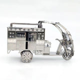 De TukTuk Metalen Bouwpakket - Aziatisch Taxi Model van SlimSpul nederland b.v. is een gedetailleerde metalen modelbouw van een driewielige taxi met Chinese karakters, realistische wielen en open cabine, getoond op een witte achtergrond.