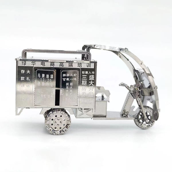 De TukTuk Metalen Bouwpakket - Aziatisch Taxi Model van SlimSpul nederland b.v. is een gedetailleerde metalen modelbouw van een driewielige taxi met Chinese karakters, realistische wielen en open cabine, getoond op een witte achtergrond.