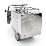 Het TukTuk Metalen Bouwpakket - Aziatisch Taxi Model van SlimSpul nederland b.v. is een klein, zilverkleurig metalen model met tekst, Chinese karakters en een logo op de achterkant en zijkanten, afgebeeld op een witte achtergrond.