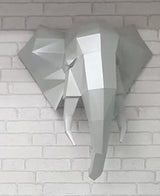De Olifant Kop 3D Papier Model (Grijs) van SlimSpul nederland b.v. is een geometrische, zilveren wanddecoratie met scherpe facetten-ideaal als modern DIY papercraft of 3D modelbouwpakket voor aan je muur.