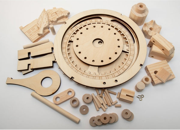 Ongemonteerde houten onderdelen zoals tandwielen, staven en blokken zijn gerangschikt op een wit oppervlak - ideaal voor het bouwen van de Tsjoek Tsjoek Trein Houtconstructie - Bewegend Kindermodel (Timberkits Beginner) van SlimSpul nederland b.v.