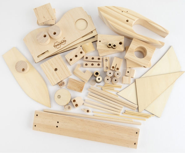 Assortiment onafgewerkte houten onderdelen - blokken, wielen, staven, planken, deuvels en bootvormige stukken - van het Zilte Zeiler Houtconstructie Bouwpakket - Schommelend Schip Model van SlimSpul nederland b.v., perfect voor doe-het-zelven of bouwpakketten.