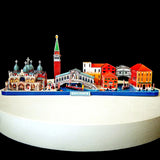 Het Stadsgezichten Metalen Bouwpakket (Diverse Steden) - Architectuur Miniaturen van SlimSpul nederland b.v. toont iconische monumenten van Venetië als een uniek verzamelobject architectuur op een strak wit plateau met zwart achtergronddecor.