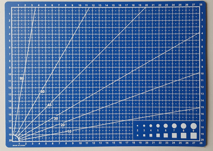 Blauwe snijvaste werkmat van 20 x 28 cm met centimeterraster, hoeklijnen en A5-hulpvlak