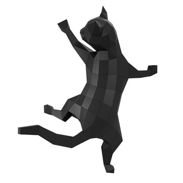 Zwarte geometrische klimmende kat als groot 3D-papiermodel op witte achtergrond