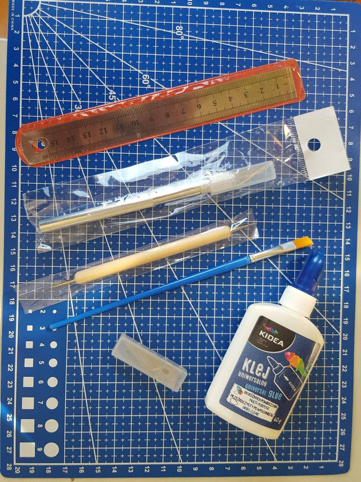 Complete gereedschapset voor papiermodellen met snijmat, mes, rilgereedschap, liniaal, kwast en lijm
