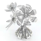 Het Vaasje met Bloemen Metalen Bouwpakket van SlimSpul nederland b.v. is een sierlijke decoratie met fijne, kanten bloemdetails en een gedetailleerde basis - een schitterend metalen modelbouwstuk tegen een witte achtergrond.