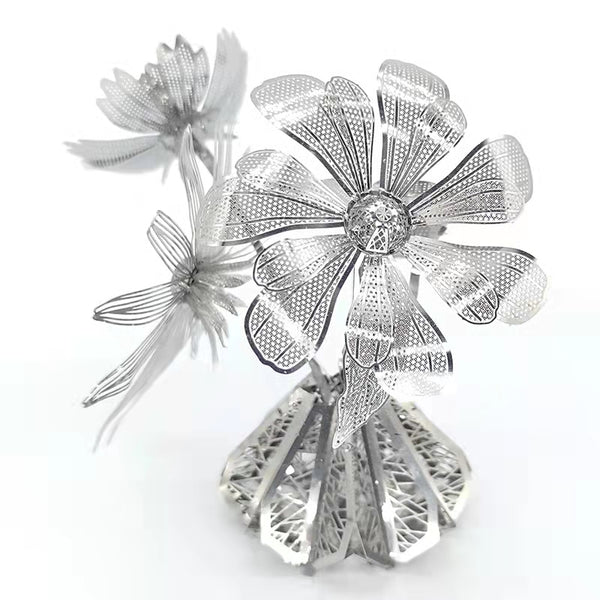 Het Vaasje met Bloemen Metalen Bouwpakket van SlimSpul nederland b.v. is een sierlijke decoratie met fijne, kanten bloemdetails en een gedetailleerde basis - een schitterend metalen modelbouwstuk tegen een witte achtergrond.