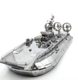 Een close-up van het Militaire Hovercraft (Bizon) Metalen Bouwpakket van SlimSpul nederland b.v., een gedetailleerd amfibievoertuig model met drie grote cirkelvormige structuren achteraan, getoond op een witte achtergrond.