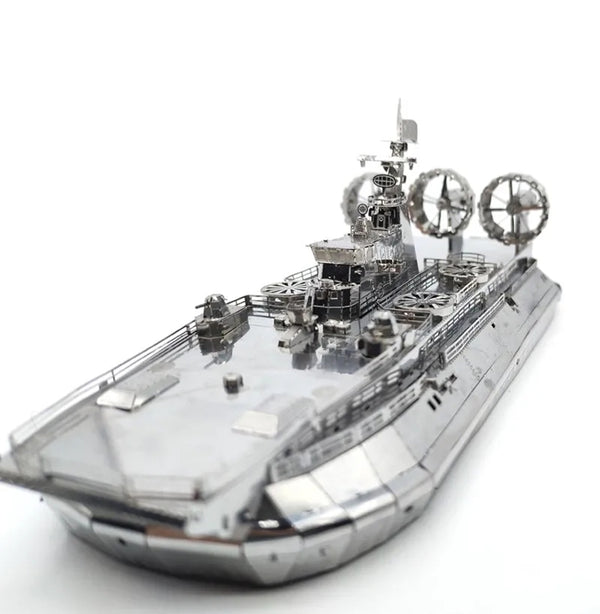 Een close-up van het Militaire Hovercraft (Bizon) Metalen Bouwpakket van SlimSpul nederland b.v., een gedetailleerd amfibievoertuig model met drie grote cirkelvormige structuren achteraan, getoond op een witte achtergrond.