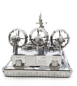 Een close-up vooraanzicht van het Militaire Hovercraft (Bizon) Metalen Bouwpakket - Amfibievoertuig Model van SlimSpul nederland b.v., met drie grote ventilatoren en ingewikkelde mechanische details op een reflecterend oppervlak.
