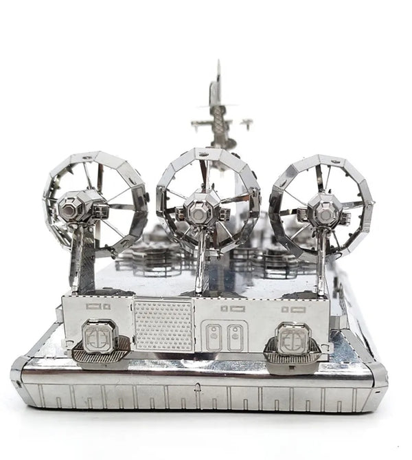 Een close-up vooraanzicht van het Militaire Hovercraft (Bizon) Metalen Bouwpakket - Amfibievoertuig Model van SlimSpul nederland b.v., met drie grote ventilatoren en ingewikkelde mechanische details op een reflecterend oppervlak.