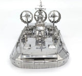Een close-up van het Militaire Hovercraft (Bizon) Metalen Bouwpakket van SlimSpul nederland b.v. toont gedetailleerde mechanische onderdelen en grote ronde ventilatoren aan de achterkant, tegen een witte achtergrond.