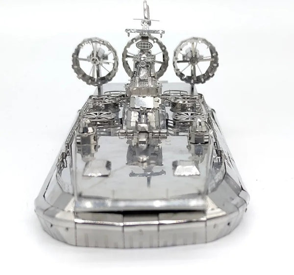 Een close-up van het Militaire Hovercraft (Bizon) Metalen Bouwpakket van SlimSpul nederland b.v. toont gedetailleerde mechanische onderdelen en grote ronde ventilatoren aan de achterkant, tegen een witte achtergrond.