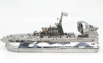 Het Militaire Hovercraft (Bizon) Metalen Bouwpakket van SlimSpul nederland b.v. is een realistisch amfibievoertuig model met het nummer 325, metalen details en een grote achterste ventilator, getoond tegen een witte achtergrond.