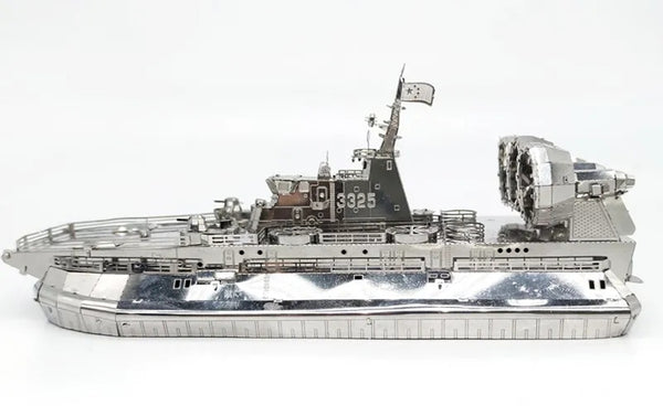 Het Militaire Hovercraft (Bizon) Metalen Bouwpakket van SlimSpul nederland b.v. is een realistisch amfibievoertuig model met het nummer 325, metalen details en een grote achterste ventilator, getoond tegen een witte achtergrond.