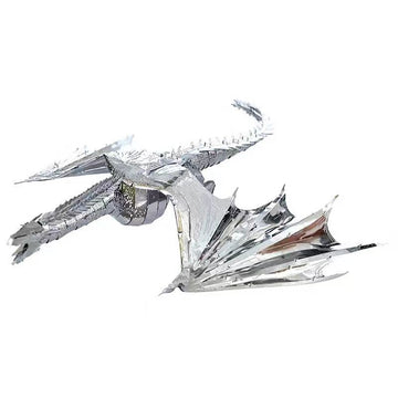 Het Game of Thrones Draak Metalen Bouwpakket van SlimSpul nederland b.v. is een mythisch wezen miniatuur met zilver metallic details, gestructureerde schubben, grote gespreide vleugels, een gekrulde staart en zijwaarts gericht hoofd.