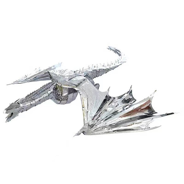Het Game of Thrones Draak Metalen Bouwpakket van SlimSpul nederland b.v. is een mythisch wezen miniatuur met zilver metallic details, gestructureerde schubben, grote gespreide vleugels, een gekrulde staart en zijwaarts gericht hoofd.