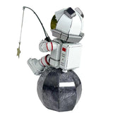 Het Astronaut Vissend naar Sterren Metalen Bouwpakket van SlimSpul nederland b.v. heeft een witte astronaut met rode accenten en gouden vizier, die naar een ster vist terwijl hij op een maanbol zit - perfect voor fans van modelbouw ruimtevaardersets.