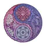 De Yin Yang Houten Puzzel - Harmonie in Hout (A3, 6 Designs) van SlimSpul nederland b.v. heeft sierlijke paarse en roze mandala-, bloem- en paisleypatronen, met zon en bloemen aan de ene kant en maan aan de andere kant, die balans en harmonie symboliseren.