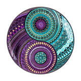 De Yin Yang Houten Puzzel - Harmonie in Hout (A3, 6 Designs) van SlimSpul nederland b.v. heeft ingewikkelde mandala patronen in turquoise en paars, verdeeld in yin-yang stijl om balans en harmonie te symboliseren, met gedetailleerde stippen en geometrische motieven.