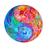 De Yin Yang Houten Puzzel - Harmonie in Hout (A3, 6 Designs) van SlimSpul nederland b.v. toont een levendig ontwerp met vurige rood/oranje tinten boven en koele blauw/paarse tinten onder, wat balans en harmonie uitdrukt.