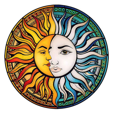De Zon & Maan Houten Puzzel (A3 formaat) - Hemelse Figuurpuzzel van SlimSpul nederland b.v. toont een kleurrijk, gedetailleerd zon-en-maan gezicht met sierlijke rand-een unieke legpuzzel voor puzzelliefhebbers.