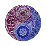De Yin Yang Houten Puzzel - Harmonie in Hout (A3, 6 Designs) van SlimSpul nederland b.v. heeft een cirkelvormige mandala opgedeeld in rood-roze geometrische figuren en blauw-paarse bloemen, die balans en harmonie symboliseren op een witte achtergrond.