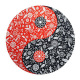 De Yin Yang Houten Puzzel - Harmonie in Hout (A3, 6 Designs) van SlimSpul nederland b.v. heeft een yin-yang met rode en zwarte helften, bloemen- en paisleypatronen en tegengesteld gekleurde bloemen voor balans en harmonie.