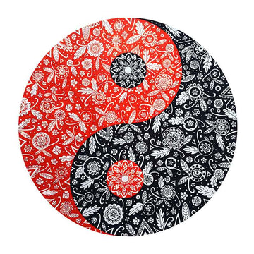 De Yin Yang Houten Puzzel - Harmonie in Hout (A3, 6 Designs) van SlimSpul nederland b.v. heeft een yin-yang met rode en zwarte helften, bloemen- en paisleypatronen en tegengesteld gekleurde bloemen voor balans en harmonie.