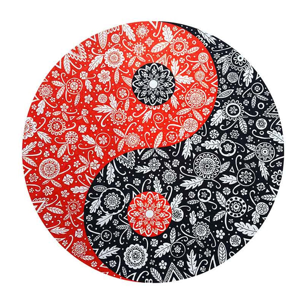 De Yin Yang Houten Puzzel - Harmonie in Hout (A3, 6 Designs) van SlimSpul nederland b.v. heeft een yin-yang met rode en zwarte helften, bloemen- en paisleypatronen en tegengesteld gekleurde bloemen voor balans en harmonie.