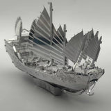 Het Schatschip van Zheng He Metalen Bouwpakket - Chinees Jonk Model van SlimSpul nederland b.v. is een gedetailleerd zilverkleurig metalen model met meerdere zeilen en gravures-perfect voor liefhebbers van historische schepen.