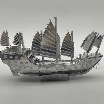 Volledig zijaanzicht van het schatschip van Zheng He met hoge achtersteven en meerdere gelatte Chinese zeilen