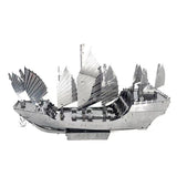 Het Schatschip van Zheng He Metalen Bouwpakket van SlimSpul nederland b.v. is een gedetailleerd Chinees jonk model met meerdere zeilen en verfijnde gravures, zijaanzicht op witte achtergrond. Perfect voor liefhebbers van modelbouw historische schepen.