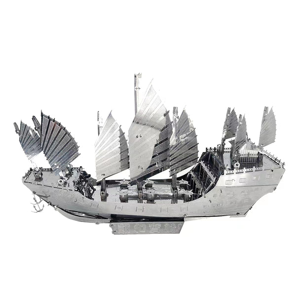 Het Schatschip van Zheng He Metalen Bouwpakket van SlimSpul nederland b.v. is een gedetailleerd Chinees jonk model met meerdere zeilen en verfijnde gravures, zijaanzicht op witte achtergrond. Perfect voor liefhebbers van modelbouw historische schepen.
