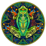 Een levendige groene, gele en blauwe kikker vormt het hart van een mandala-achtig ontwerp op de SlimSpul nederland b.v. Kikker Houten Puzzel (A4+ formaat) - Levendig Amfibie Figuurpuzzel, perfect voor liefhebbers van unieke houten puzzels.
