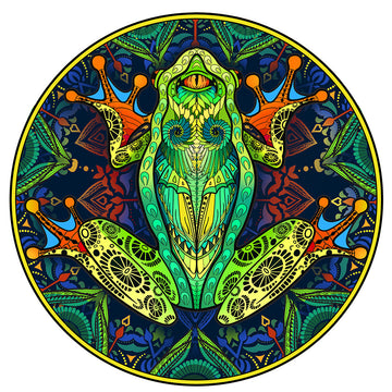 Een levendige groene, gele en blauwe kikker vormt het hart van een mandala-achtig ontwerp op de SlimSpul nederland b.v. Kikker Houten Puzzel (A4+ formaat) - Levendig Amfibie Figuurpuzzel, perfect voor liefhebbers van unieke houten puzzels.