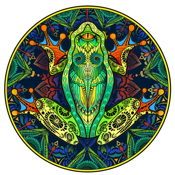 Een levendige groene, gele en blauwe kikker vormt het hart van een mandala-achtig ontwerp op de SlimSpul nederland b.v. Kikker Houten Puzzel (A4+ formaat) - Levendig Amfibie Figuurpuzzel, perfect voor liefhebbers van unieke houten puzzels.