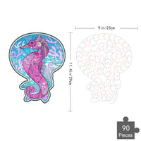 De Zeepaardje Houten Puzzel (A4 formaat) van SlimSpul nederland b.v. is een 90-delige maritieme puzzel met unieke schelpvormige stukjes, een roze zeepaardje en oceaanplanten op blauwe achtergrond. Formaat: 29x23 cm.