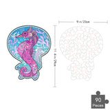 De Zeepaardje Houten Puzzel (A4 formaat) van SlimSpul nederland b.v. is een 90-delige maritieme puzzel met unieke schelpvormige stukjes, een roze zeepaardje en oceaanplanten op blauwe achtergrond. Formaat: 29x23 cm.