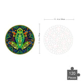 De Kikker Houten Puzzel (A4+ formaat) van SlimSpul nederland b.v. is een levendige 120-delige ronde figuurpuzzel met een groene kikker en blauwgroene patronen. De puzzel heeft een diameter van 29 cm wanneer hij compleet is.