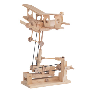 Naturel houten Timberkits dubbeldekker op bewegende standaard met propeller, handslinger en zichtbaar aandrijfmechaniek