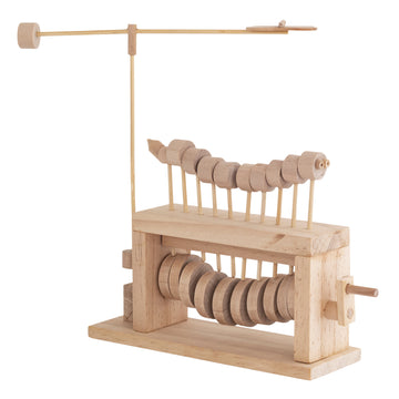 Gebouwde Timberkits rups met slinger, zichtbare nokkenas, bewegende houten segmenten en vlinder op een hefboom